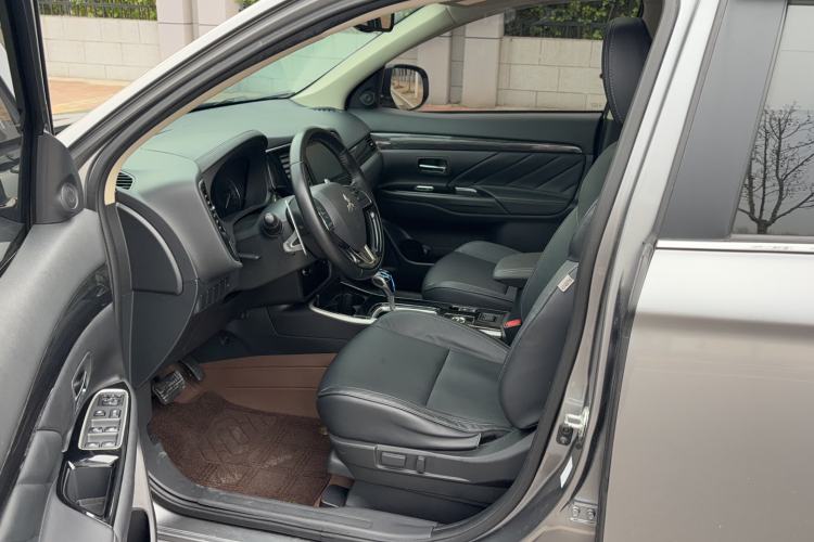 Used Mitsubishi Outlander 2019 2.4L 4x4 Zhi Xiang Edition 7 Seats China VI Standard Driver Seat