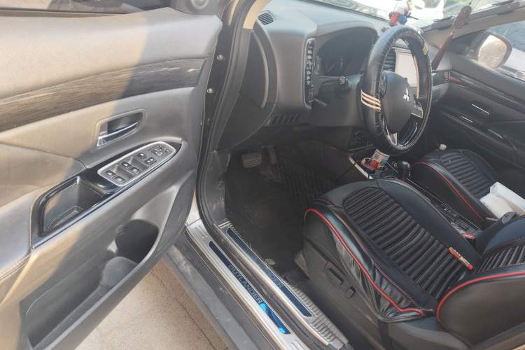 Used Mitsubishi Outlander 2019 2.0L Two-Wheel Drive Comfort Edition 5 Seats China V Standard Driver Seat