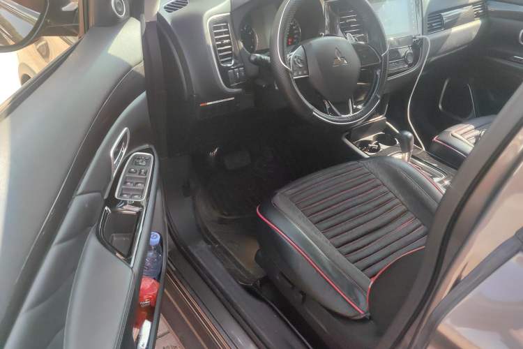 Used Mitsubishi Outlander 2019 2.4L 4x4 Zhi Xiang Edition 7 Seats China V Emission Standard Driver Seat