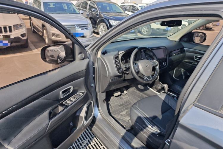 Used Mitsubishi Outlander 2019 2.0L Two-Wheel Drive Comfort Edition 7-Seater China VI Standard Driver Seat