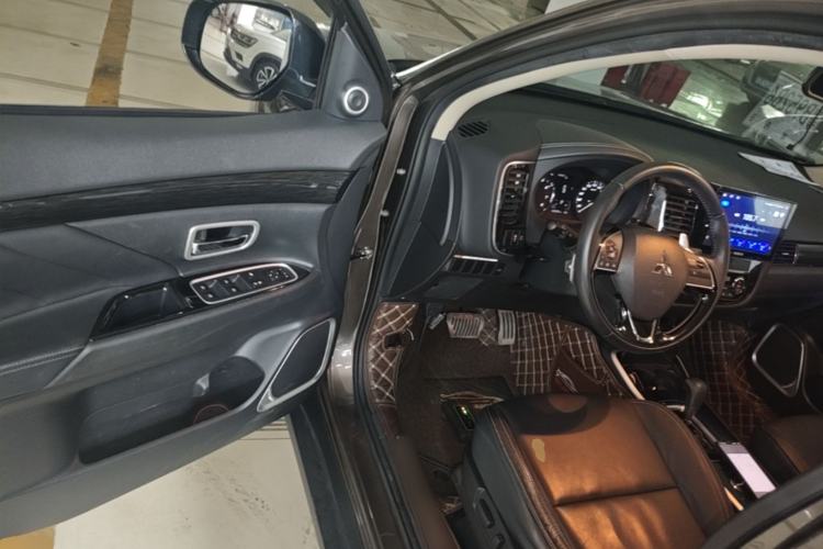 Used Mitsubishi Outlander 2019 2.4L 4x4 Zhi Xiang Edition 7 Seats China V Emission Standard Driver Seat
