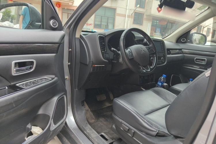 Used Mitsubishi Outlander 2019 2.4L 4x4 Zhi Xiang Edition 7 Seats China VI Standard Driver Seat