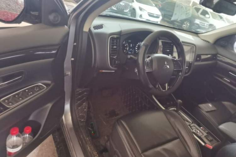Used Mitsubishi Outlander 2019 2.4L 4x4 Zhi Xiang Edition 7 Seats China VI Standard Driver Seat