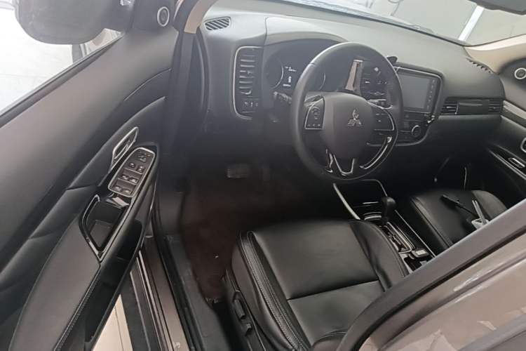 Used Mitsubishi Outlander 2019 2.0L Two-Wheel Drive Comfort Edition 5 Seats China VI Standard Driver Seat