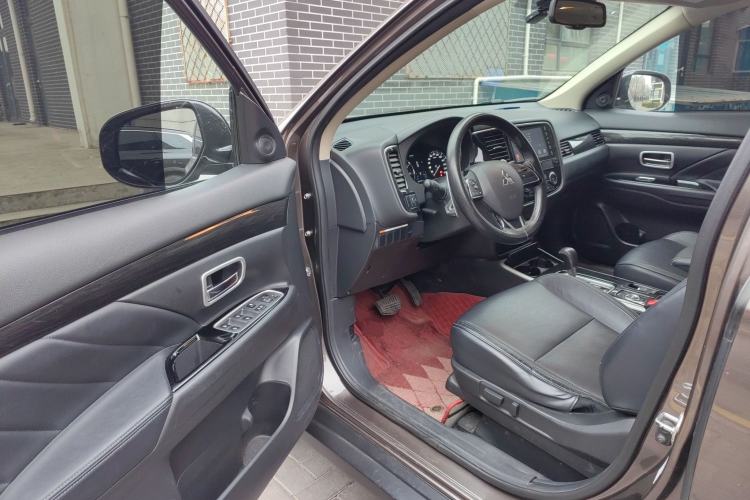 Used Mitsubishi Outlander 2019 2.4L 4x4 Zhi Xiang Edition 5 Seats China V Emission Standard Driver Seat