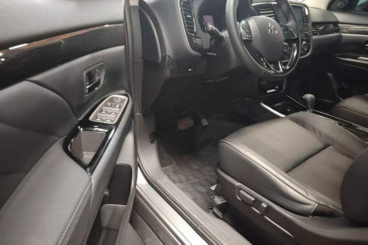 Used Mitsubishi Outlander 2019 2.0L Two-Wheel Drive Comfort Edition 7-Seater China VI Standard Driver Seat