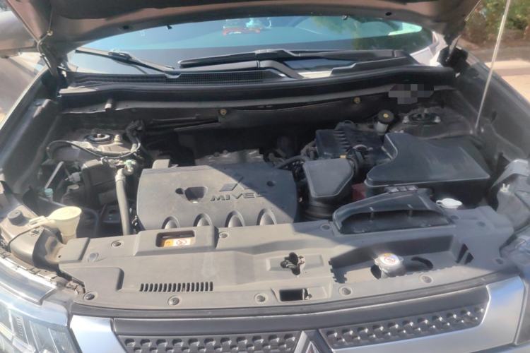 Used Mitsubishi Outlander 2019 2.4L 4x4 Zhi Xiang Edition 7 Seats China V Emission Standard Engine Bay