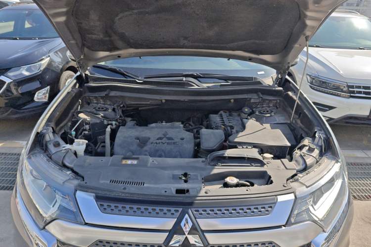 Used Mitsubishi Outlander 2019 2.0L Two-Wheel Drive Comfort Edition 7-Seater China VI Standard Engine Bay