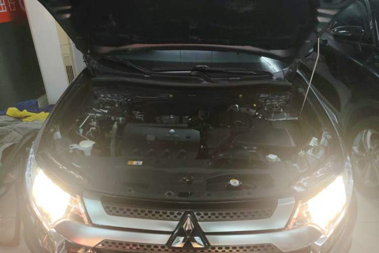 Used Mitsubishi Outlander 2019 2.0L Two-Wheel Drive Comfort Edition 5 Seats China VI Standard Engine Bay