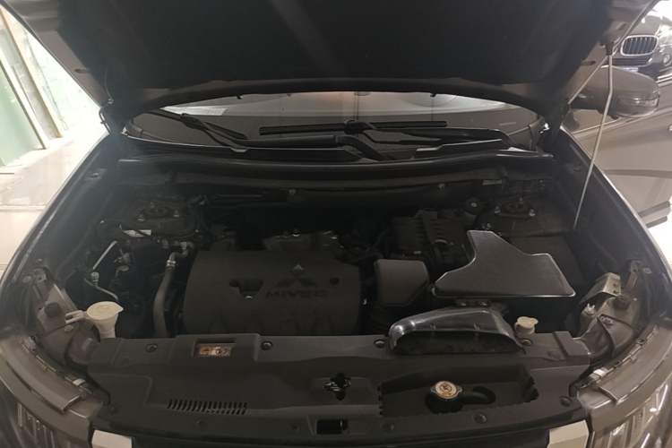 Used Mitsubishi Outlander 2019 2.4L 4x4 Zhi Xiang Edition 7 Seats China V Emission Standard Engine Bay