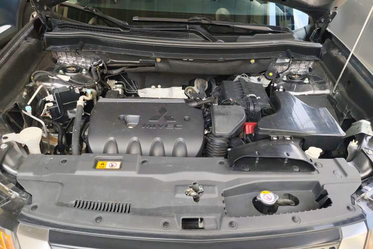 Used Mitsubishi Outlander 2019 2.4L 4x4 Zhi Xiang Edition 7 Seats China VI Standard Engine Bay