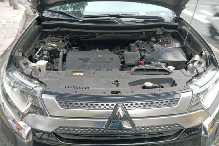 Used Mitsubishi Outlander 2019 2.0L Two-Wheel Drive Comfort Edition 5 Seats China VI Standard Engine Bay