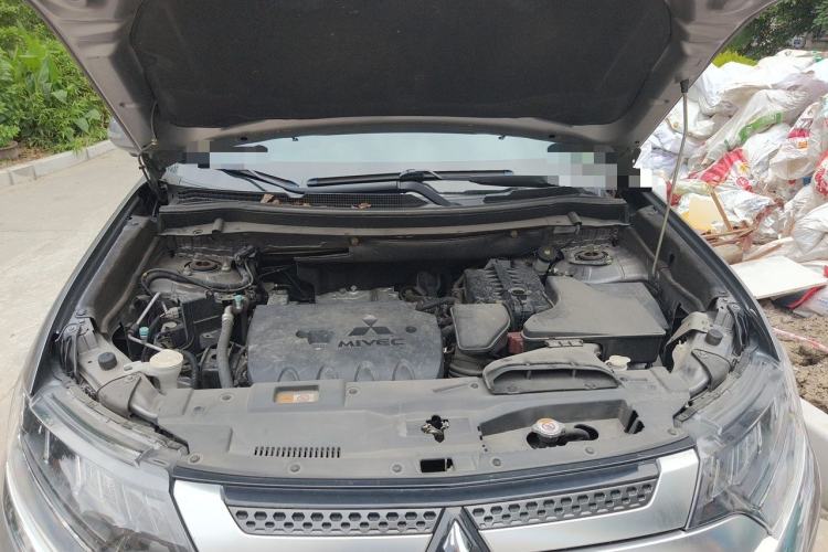 Used Mitsubishi Outlander 2019 2.4L 4x4 Zhi Xiang Edition 7 Seats China VI Standard Engine Bay