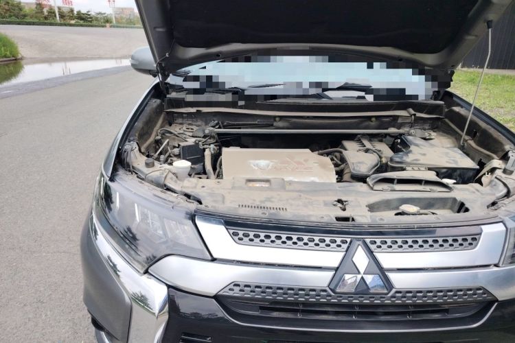 Used Mitsubishi Outlander 2019 2.4L 4x4 Zhi Xiang Edition 5 Seats China VI Standard Engine Bay Right