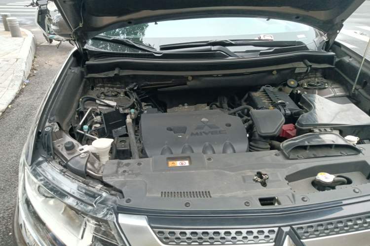 Used Mitsubishi Outlander 2019 2.0L Two-Wheel Drive Comfort Edition 5 Seats China VI Standard Engine Bay Right