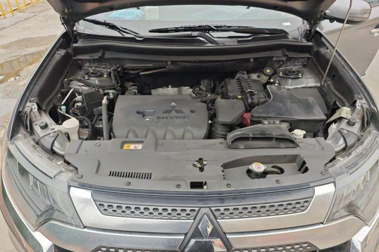 Used Mitsubishi Outlander 2019 2.4L 4x4 Zhi Xiang Edition 5 Seats China VI Standard Engine Bay