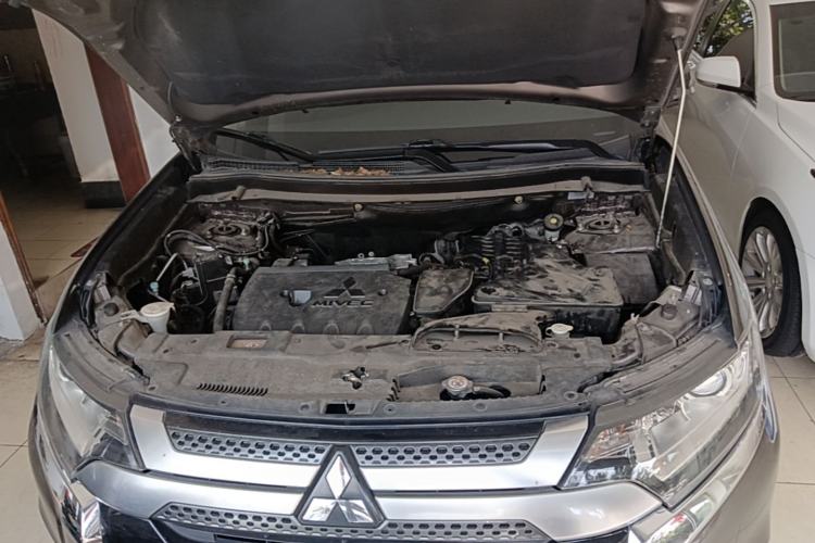 Used Mitsubishi Outlander 2019 2.0L Two-Wheel Drive Comfort Edition 5 Seats China VI Standard Engine Bay