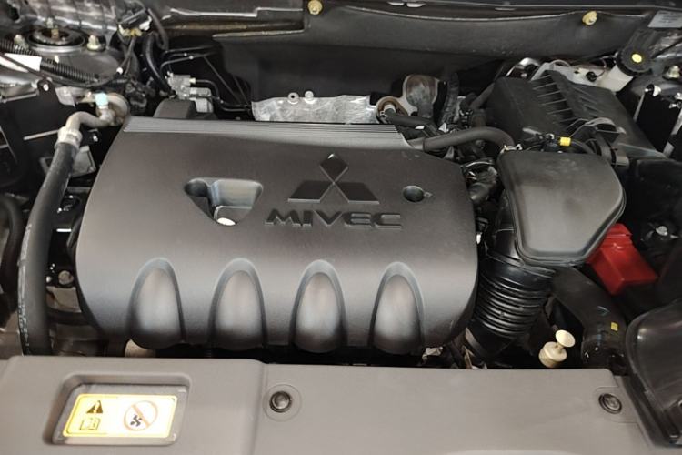 Used Mitsubishi Outlander 2019 2.0L Two-Wheel Drive Comfort Edition 7-Seater China VI Standard Engine Bay