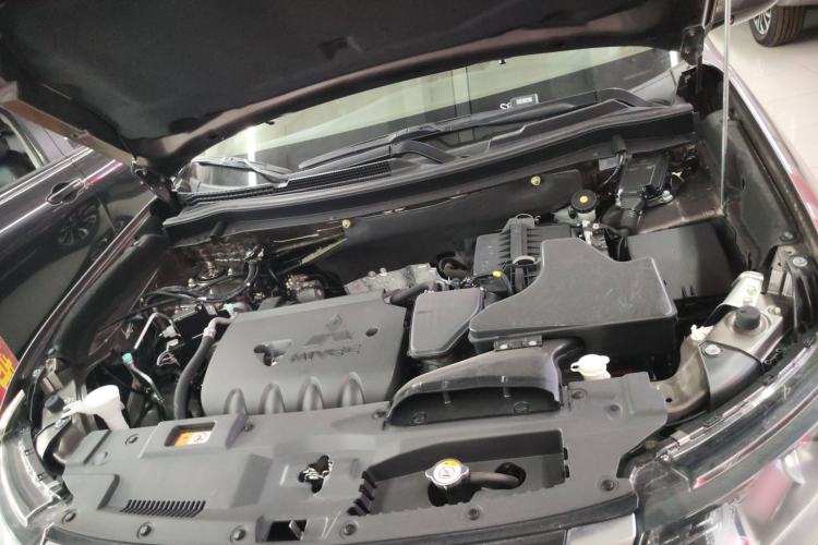 Used Mitsubishi Outlander 2019 2.0L Two-Wheel Drive Comfort Edition 7-Seater China VI Standard Engine Bay