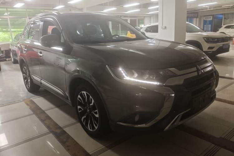 Used Mitsubishi Outlander 2019 2.4L 4x4 Zhi Xiang Edition 7 Seats China V Emission Standard Exterior 1