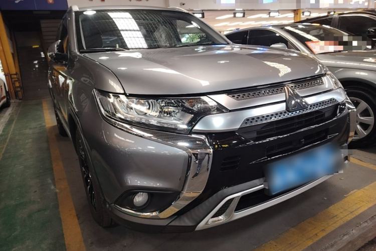 Used Mitsubishi Outlander 2019 2.0L Two-Wheel Drive Comfort Edition 7-Seater China VI Standard Exterior 1