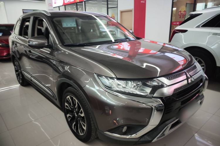 Used Mitsubishi Outlander 2019 2.0L Two-Wheel Drive Comfort Edition 7-Seater China VI Standard Exterior 2