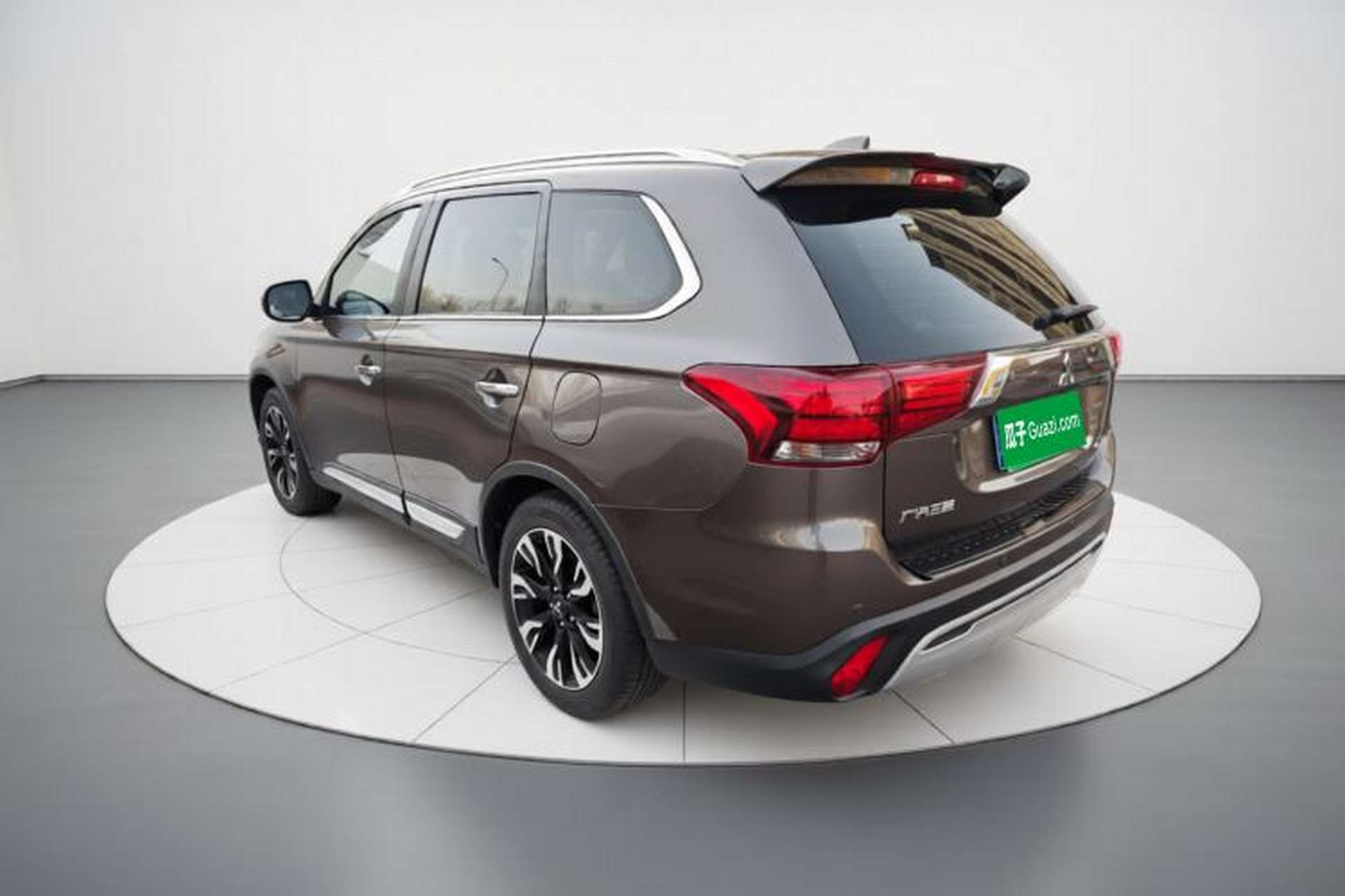 Used Mitsubishi Outlander 2019 2.4L 4x4 Zhi Xiang Edition 7 Seats China VI Standard Exterior 3