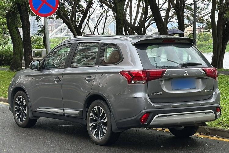 Used Mitsubishi Outlander 2019 2.0L Two-Wheel Drive Comfort Edition 7-Seater China VI Standard Exterior 3