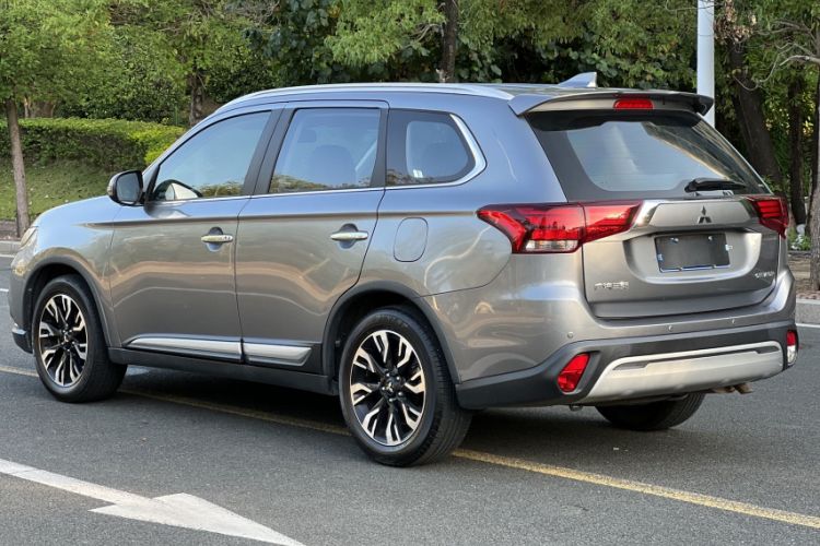 Used Mitsubishi Outlander 2019 2.4L 4x4 Zhi Xiang Edition 7 Seats China VI Standard Exterior 3