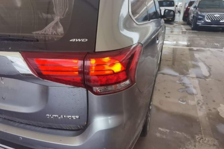 Used Mitsubishi Outlander 2019 2.4L 4x4 Zhi Xiang Edition 7 Seats China VI Standard Exterior 3