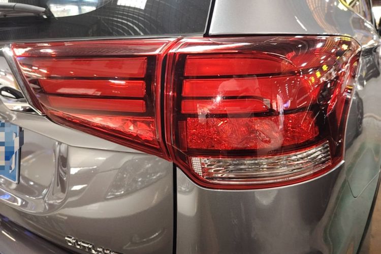 Used Mitsubishi Outlander 2019 2.0L Two-Wheel Drive Comfort Edition 7-Seater China VI Standard Exterior 3