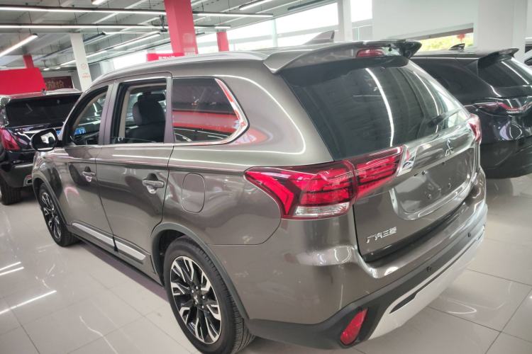 Used Mitsubishi Outlander 2019 2.0L Two-Wheel Drive Comfort Edition 7-Seater China VI Standard Exterior 3