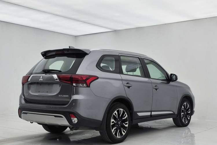 Used Mitsubishi Outlander 2019 2.0L Two-Wheel Drive Comfort Edition 7-Seater China VI Standard Exterior 4