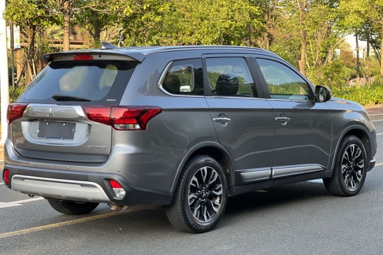 Used Mitsubishi Outlander 2019 2.4L 4x4 Zhi Xiang Edition 7 Seats China VI Standard Exterior 5