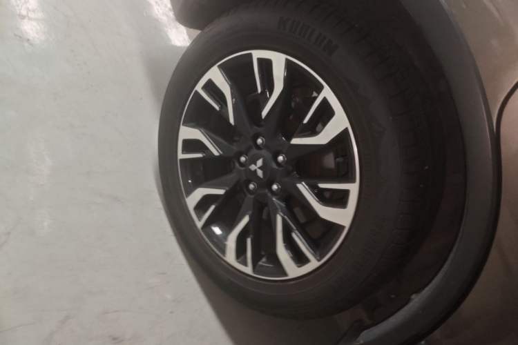 Used Mitsubishi Outlander 2019 2.4L 4x4 Zhi Xiang Edition 7 Seats China V Emission Standard Exterior 5