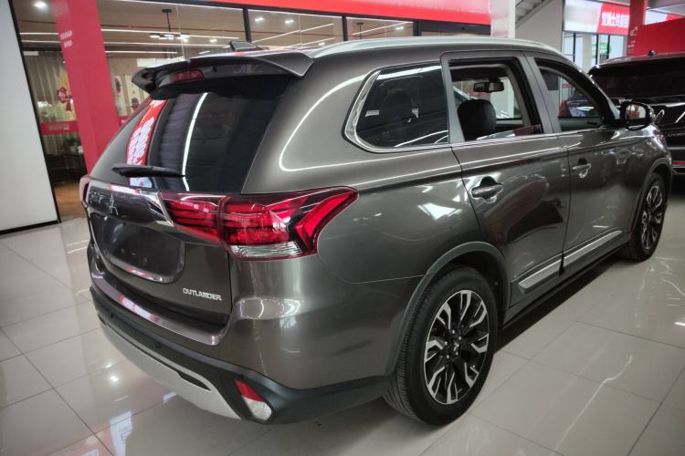 Used Mitsubishi Outlander 2019 2.0L Two-Wheel Drive Comfort Edition 7-Seater China VI Standard Exterior 5