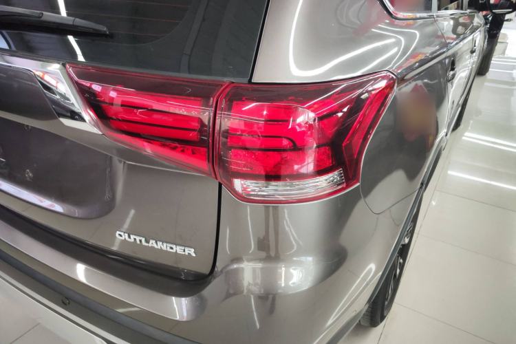 Used Mitsubishi Outlander 2019 2.0L Two-Wheel Drive Comfort Edition 7-Seater China VI Standard Exterior 6
