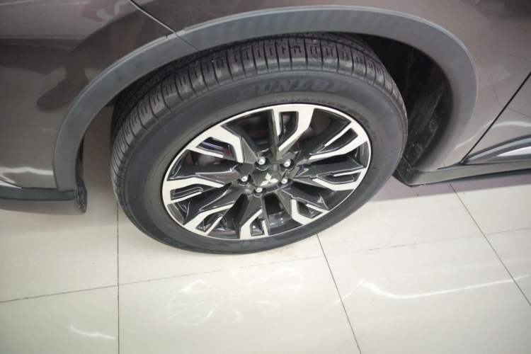 Used Mitsubishi Outlander 2019 2.0L Two-Wheel Drive Comfort Edition 7-Seater China VI Standard Exterior 7