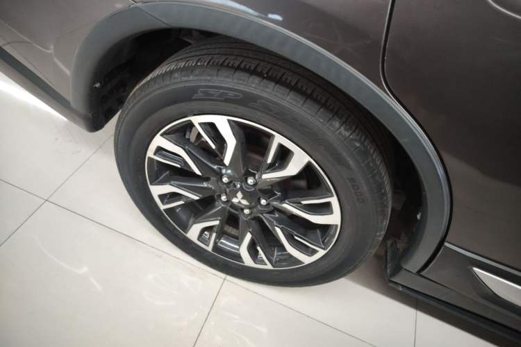 Used Mitsubishi Outlander 2019 2.0L Two-Wheel Drive Comfort Edition 7-Seater China VI Standard Exterior 8