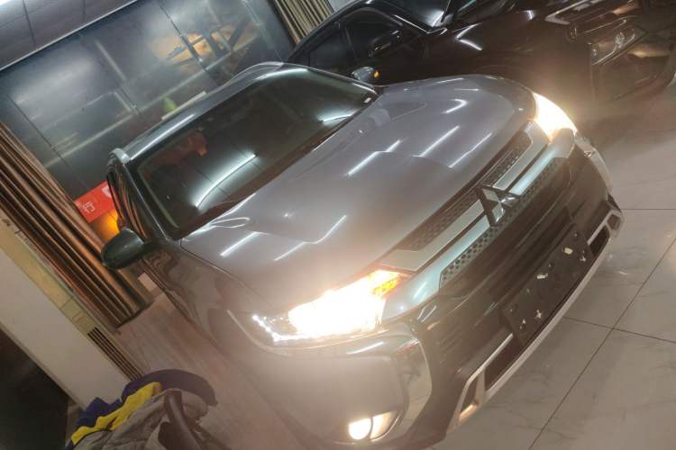 Used Mitsubishi Outlander 2019 2.0L Two-Wheel Drive Comfort Edition 5 Seats China VI Standard Front Right 45 Deg