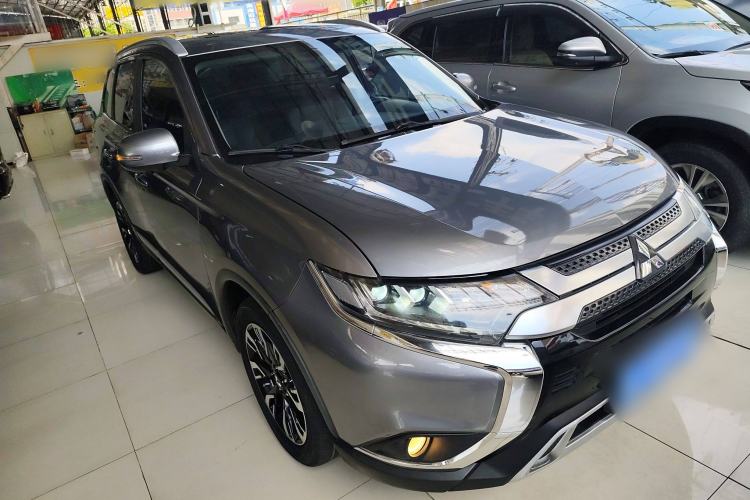 Used Mitsubishi Outlander 2019 2.4L 4x4 Zhi Xiang Edition 7 Seats China VI Standard Front Right 45 Deg