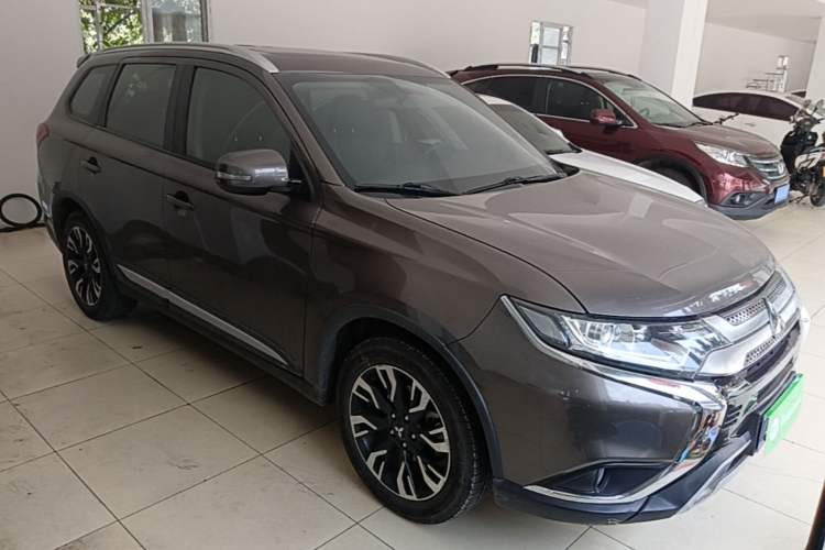 Used Mitsubishi Outlander 2019 2.0L Two-Wheel Drive Comfort Edition 5 Seats China VI Standard Front Right 45 Deg