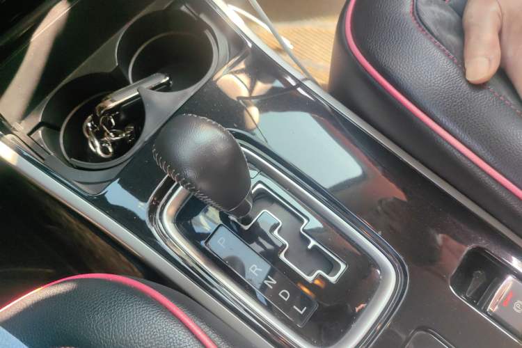 Used Mitsubishi Outlander 2019 2.4L 4x4 Zhi Xiang Edition 7 Seats China V Emission Standard Gear Lever