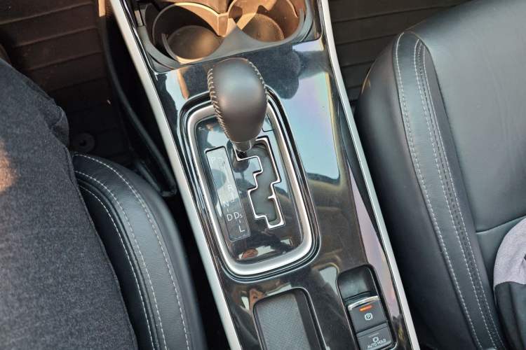 Used Mitsubishi Outlander 2019 2.0L Two-Wheel Drive Comfort Edition 7-Seater China VI Standard Gear Lever