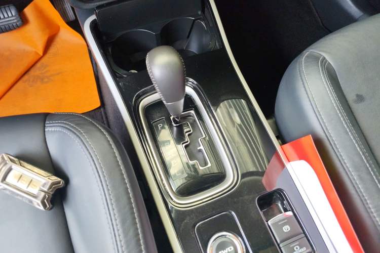 Used Mitsubishi Outlander 2019 2.4L 4x4 Zhi Xiang Edition 7 Seats China VI Standard Gear Lever