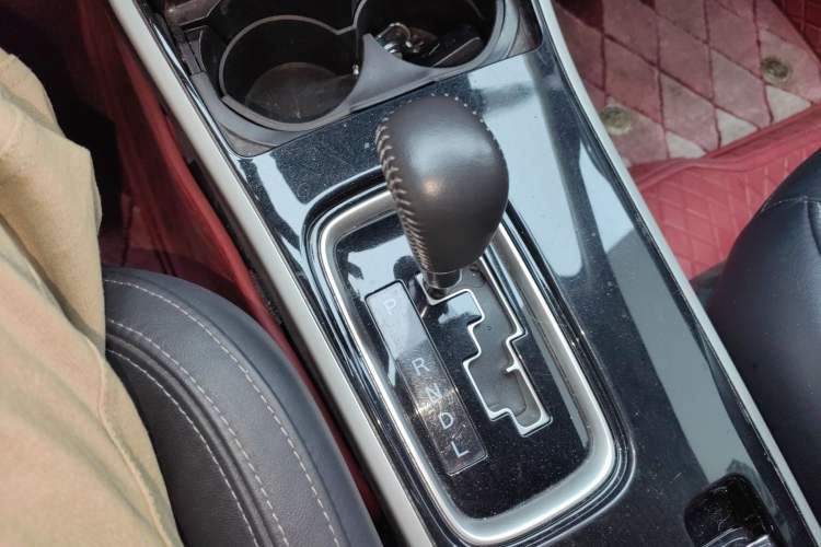 Used Mitsubishi Outlander 2019 2.4L 4x4 Zhi Xiang Edition 5 Seats China V Emission Standard Gear Lever