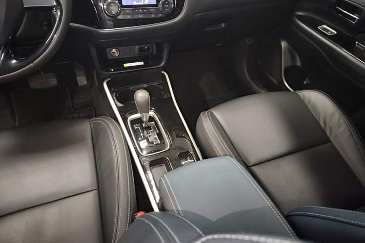 Used Mitsubishi Outlander 2019 2.0L Two-Wheel Drive Comfort Edition 7-Seater China VI Standard Gear Lever