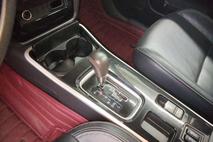 Used Mitsubishi Outlander 2019 2.0L Two-Wheel Drive Comfort Edition 7-Seater China VI Standard Gear Lever