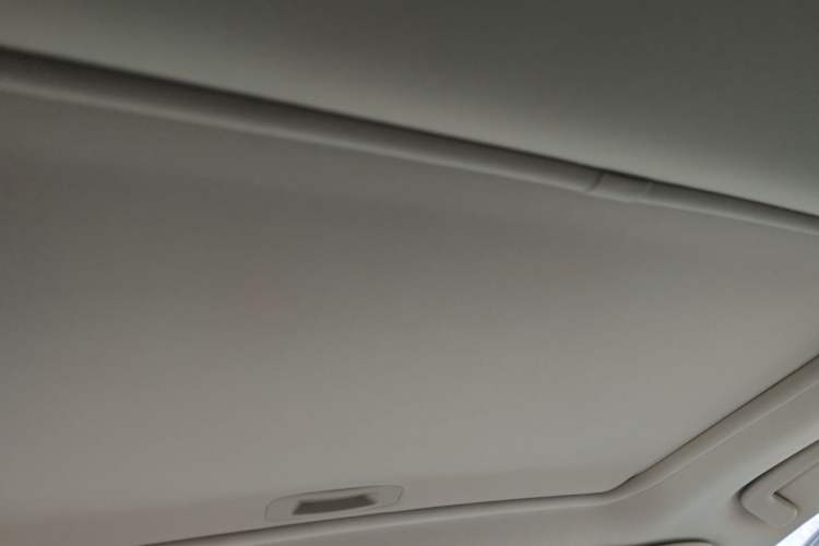 Used Mitsubishi Outlander 2019 2.4L 4x4 Zhi Xiang Edition 7 Seats China VI Standard Headliner