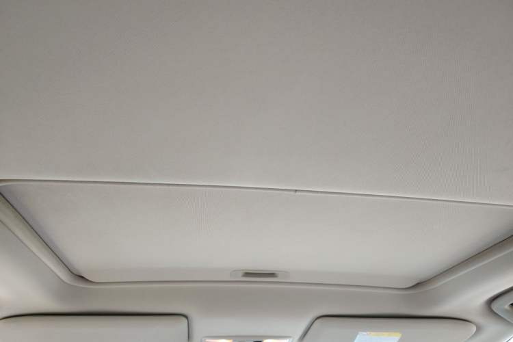 Used Mitsubishi Outlander 2019 2.4L 4x4 Zhi Xiang Edition 5 Seats China VI Standard Headliner